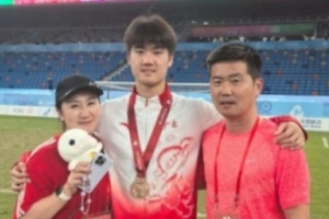 肇宸惟时隔两年入选国青，肇俊哲鼓励儿子：为国出征继续向前！