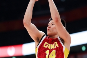 媒体人：中国男篮锋线紧张本场有望缓解 李弘权、赵嘉义可以出战