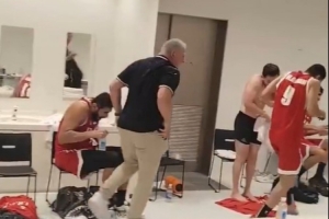 力克中国男篮夺得亚运会铜牌 伊朗男篮全队在更衣室疯狂洒水庆祝
