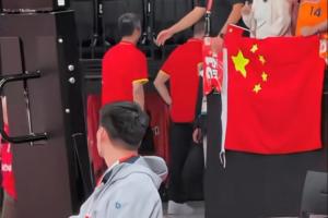 中国男篮不敌伊朗赛后 球员还在中圈致谢 郭士强等教练已离场