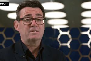 英国首相谈球场禁酒：这对足球迷不公平，有理由消除这种歧视