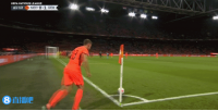一顿混战！荷兰队再进一球，因范戴克犯规在先被吹