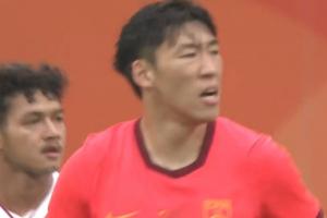 极具威胁！朱辰杰开场第2分钟头球冲顶攻门，泰国门将做出扑救