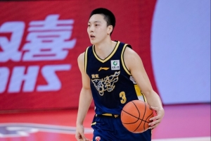 媒体人：宏远抵达青岛准备体测 胡明轩&崔永熙&焦泊乔&杨腾飞免测
