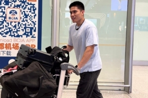 媒体人：陈盈骏抵京首钢男篮全员到齐 球队今日前往青岛28日体测