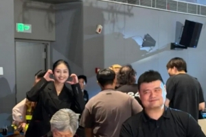 姚明与父母低调出席家族亲戚婚礼 身材高大引得旁人前来合影