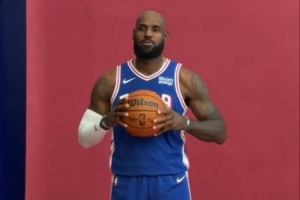 费城23号上线NBA官推晒詹姆斯76人球衣造型：费城76人詹姆斯