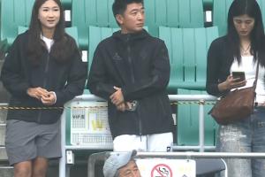 停赛的王妍雯与杨旭、赵丽娜现身看台，为中国女足加油