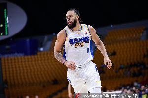 上赛季15分钟场均12.6分6.5板！前首钢外援麦基加盟上海男篮！