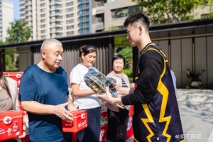 王岚嵚晒公益活动照 现身济南社区用篮球传递热爱