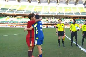 反了？女足无缘铜牌，王霜赛后将韩国20号抱在怀中安慰