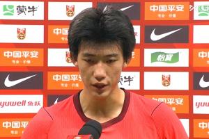 媒体人：0-5惨败后这些老国脚们让全队最小的赵松源面对镜头？