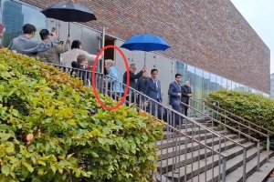 带队3连胜！记录报：葡萄牙启程回国，老帅热苏斯冒雨与球迷互动