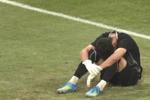 点球大战不敌国足U23！乌兹别克众将低头含泪，门将坐在地上抽泣