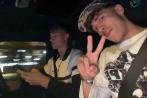 切勿模仿！马卡：赫伊森与皮塔奇合照惹争议，前者疑似开车看手机