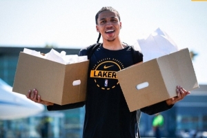 迎接季前赛首战！湖人官方晒球员前往客场照片：新秀卡尔当苦力