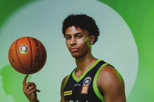ESPN记者：丹尼尔斯亲弟投篮和阅读进步明显 有很大机会被NBA选中