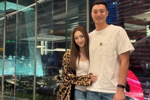 甜蜜暴击！翟晓川的妻子晒合照：九周年啦 爱你