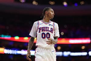 76人媒体人：菲隆成熟得远超年龄 他现在看起来就已经像个NBA球员