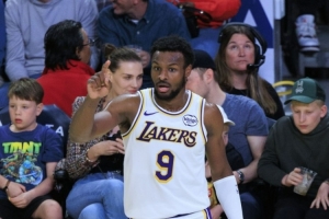 夸梅：布朗尼摆脱了詹姆斯的阴影后是个合格3D 他配得上留在NBA