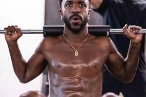 打破阴谋论？维尼修斯狂晒健身照：腹肌清晰可见+背后纹身不变