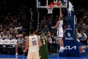 这无敌了呀！12号秀马拉妙传斯特尔茨空篮 再秀梦幻脚步挑空篮！
