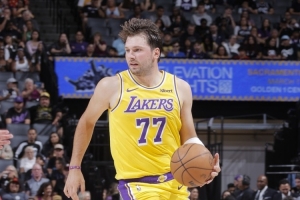 Logo三分太猛了！东契奇上半场10中5砍17分2板2助1断 5失误太多