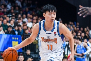 状态不错！齐麟多次冲击内线 半场12中6贡献13分2板1助1断