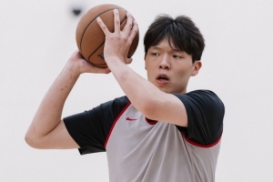 开拓者官方晒训练照：杨瀚森持球发牌 卡尔森迎着克林根单臂炸扣