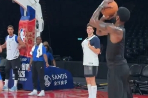 全力备战中国赛第二战！NBA官方晒出欧文训练场上有对抗训练视频