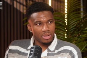 字母哥：不想因为NBA巨星身份就与普通生活隔绝 我也只是普通人