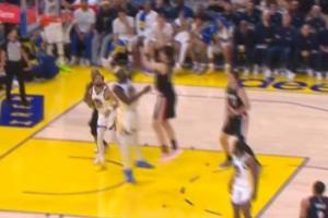 全靠自己抢！杨瀚森前场篮板 马上勾手打进两分！