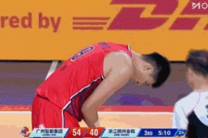 本来就带护腕！徐昕篮下被对手切到手腕 痛苦被换下场