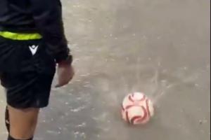 都能划船了西班牙第四级别联赛因暴雨推迟，主裁扔球测试积水