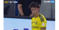 利雅得胜利开出左侧角球，C罗头球摆渡，随后被防守解围