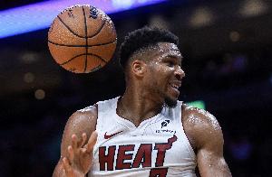 拼尽全力！字母哥首秀19中13空砍35分6板 罚球14中9